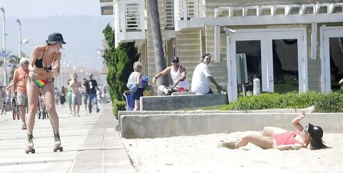 Imogen Thomas on a beach lovin’ the Californian sunshine