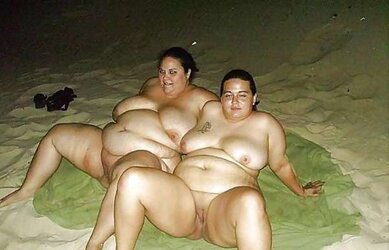 REAL PLUMPER Girly-Girl Duo On The Beach