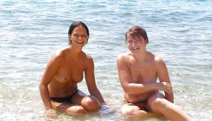 Bare-Breasted beach femmes taunting