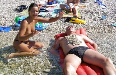 Bare-Breasted beach femmes taunting