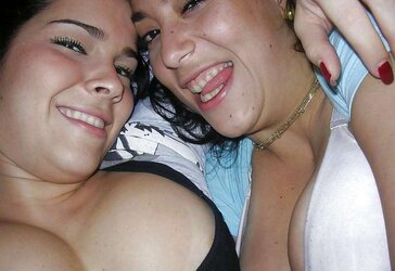Deux soeurs arabes posent avec les seins nus