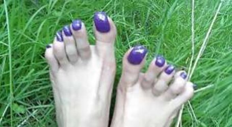 White ladies with lengthy ravages and lengthy toenails Part
