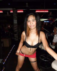 Pattaya bar and showcase chicks