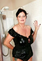 British MUMMY Raven in the shower
