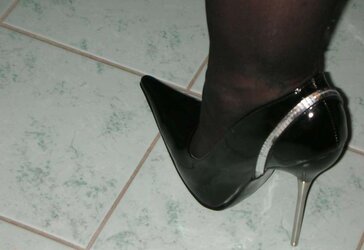 Wifey ebony patent leather iron spiky high-heeled slippers