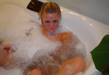 Youthfull Femmes in tub