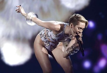 Beautiful Miley Cyrus 2013 American Music Awards