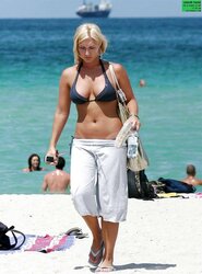 Celeb Brooke Hogan demonstrates enormous Titties at beach