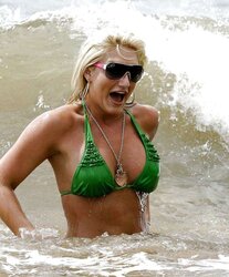 Celeb Brooke Hogan demonstrates enormous Titties at beach