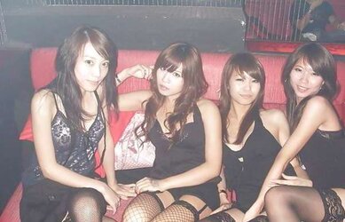 7 Japanese-Femmes in the club