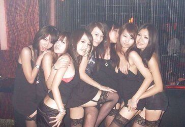 7 Japanese-Femmes in the club