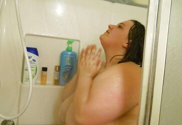 PLUMPER Teenager - Shower Time!