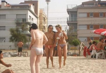 Voyeur beach ladies