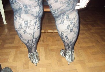 Magnificent gams in assets suit