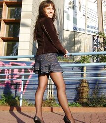 Hotlegs-mini-skirt stunner