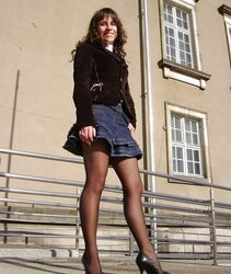 Hotlegs-mini-skirt stunner