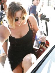 Miley Cyrus Showcases Her Smoothly-Shaven Poon in Super-Hot Upskirt!