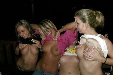 TEENAGERS SHOWING THEIR BREASTS
