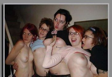 TEENAGERS SHOWING THEIR BREASTS