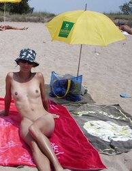 076 Naked Sunbathing - Desnudas al Sol