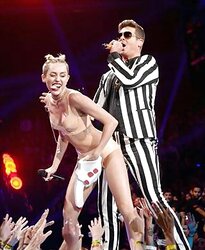 Miley Cyrus VMAS 2013: Bands A Make Her Dance!