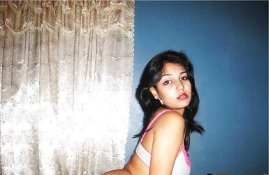 COOL INDIAN DAMSELS POSING RED-HOT