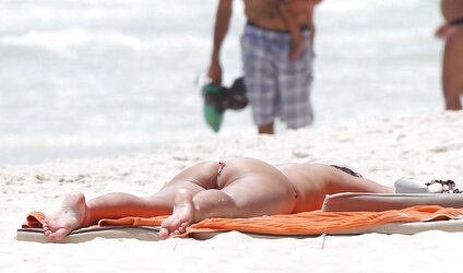 Kelly Brook Bra-Less On The Beach In Cancun