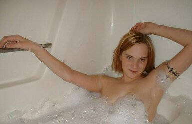 LADY BARE IN BATHTUBE
