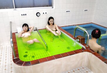 Japanese femmes plumbed at public tub