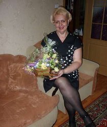Russian mature dame with super-sexy gams!
