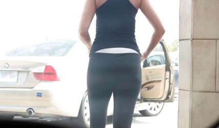 Madurita en calzas mostrando su hermoso booty