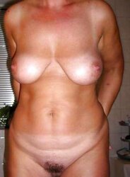Mature displaying her bod but not her face