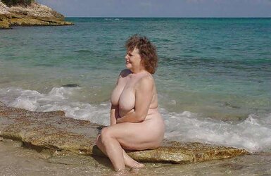 Grandma nude outdoor 01.