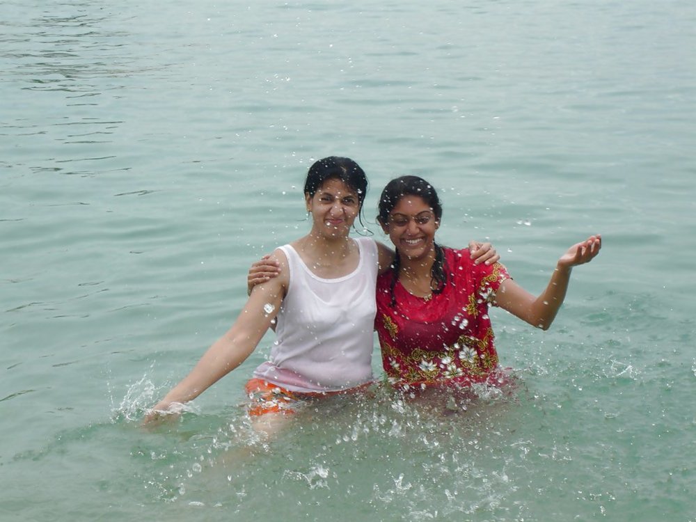 1000px x 750px - Indian Women bathing at sea ganga / ZB Porn