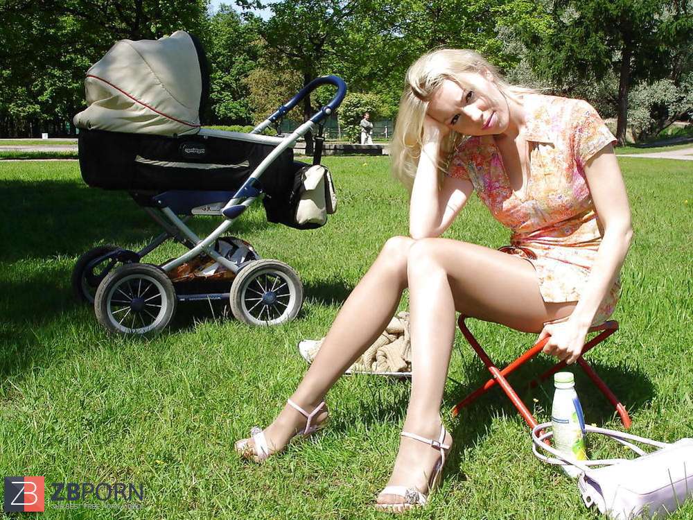 Горячая молодая мамка. Мама с коляской. Мамашки с колясками. Молодые мамы с колясками. Девушка с коляской.