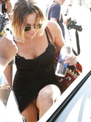 Miley Cyrus - Without Panties Upskirt Showcases Fuckbox Bomb In Publi