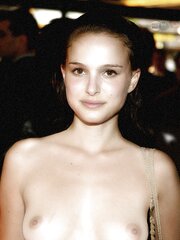 Natalie Portman flashing off her puss and rosy pucker Part